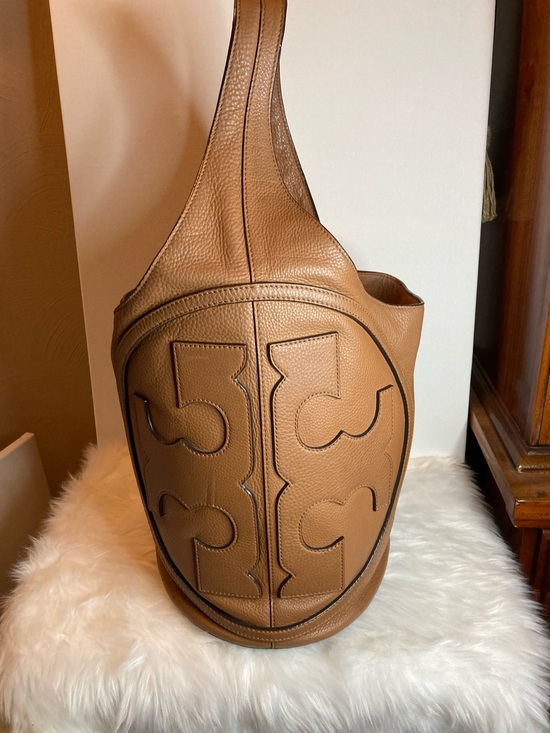 Tory Burch Handbags - Beautiful Tory Burch All T Hobo in Tan Leather - RARE